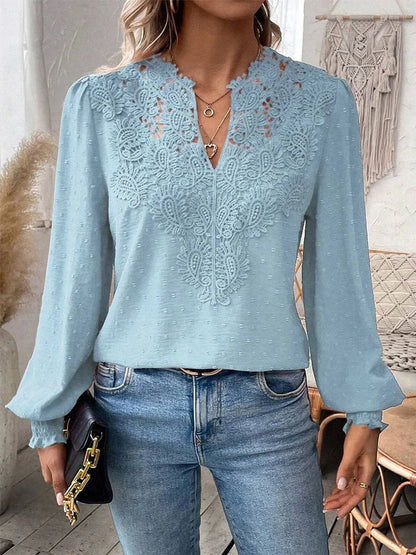 Clara™ | Lyxig Blus med V-ringning och Spets