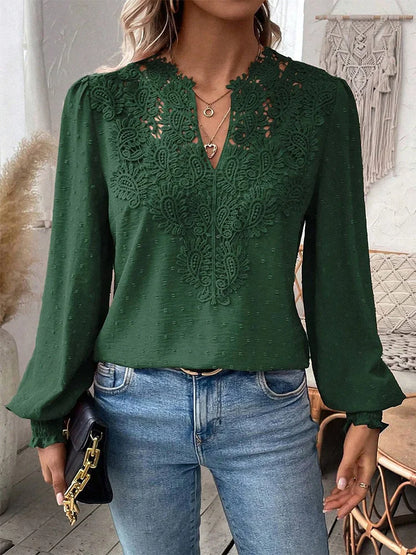Clara™ | Lyxig Blus med V-ringning och Spets